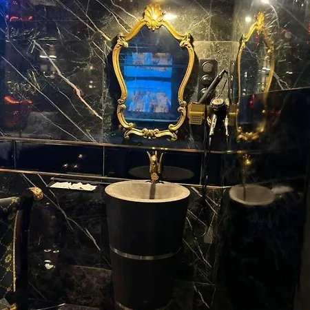 Love hotel Versace